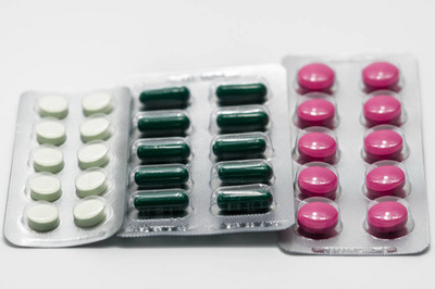 多彩藥片 視覺系統(tǒng)與精準(zhǔn)治療的現(xiàn)代制藥縮影